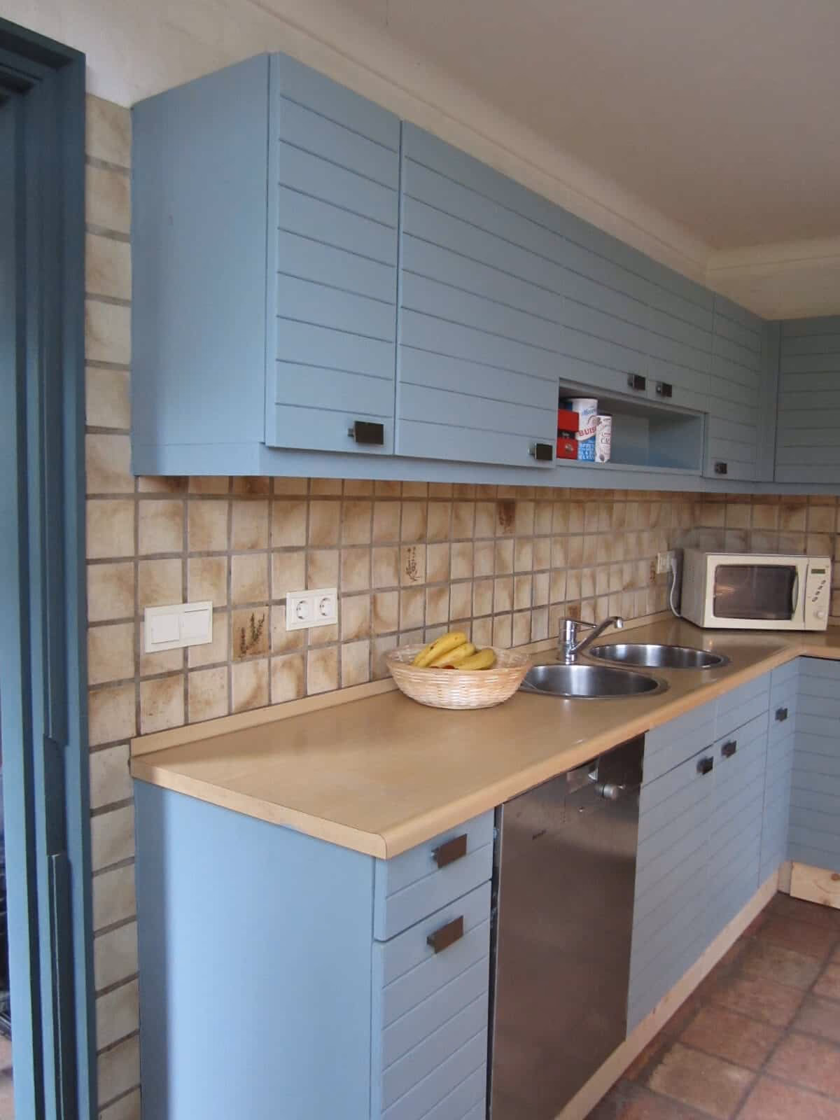 Wat op de muur achter de kookplaat?