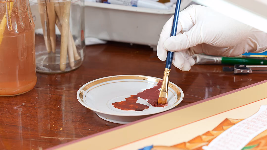 Hoe zorg je ervoor dat acrylverf aan metaal hecht?