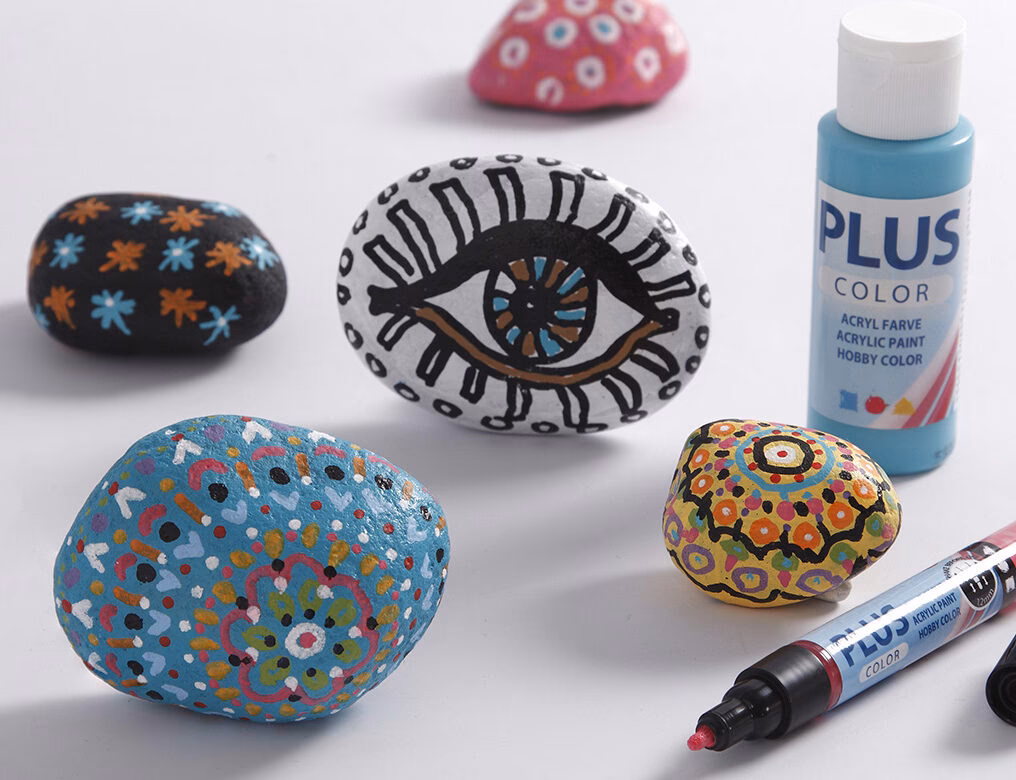 Blijft acrylverf hechten op steen?