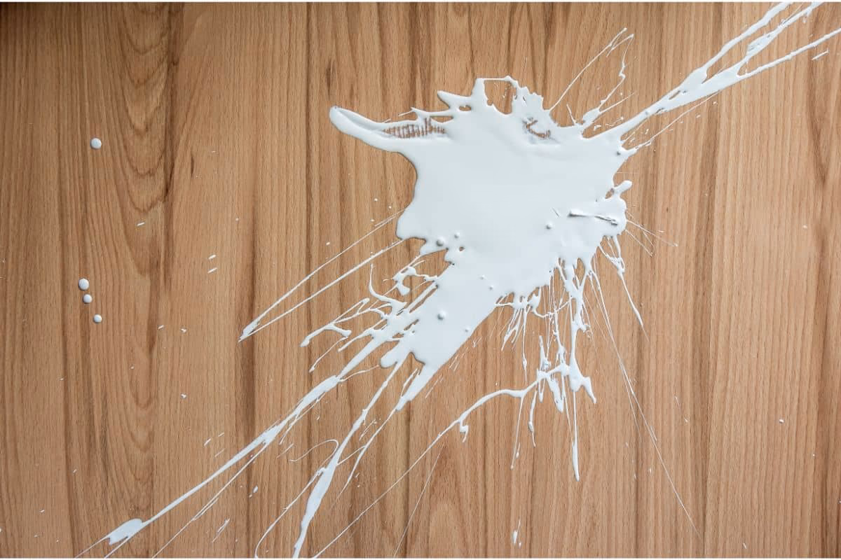 Hoe krijg je opgedroogde verf van laminaat?