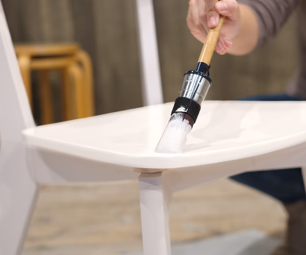 Blijft acrylverf op meubels zitten?