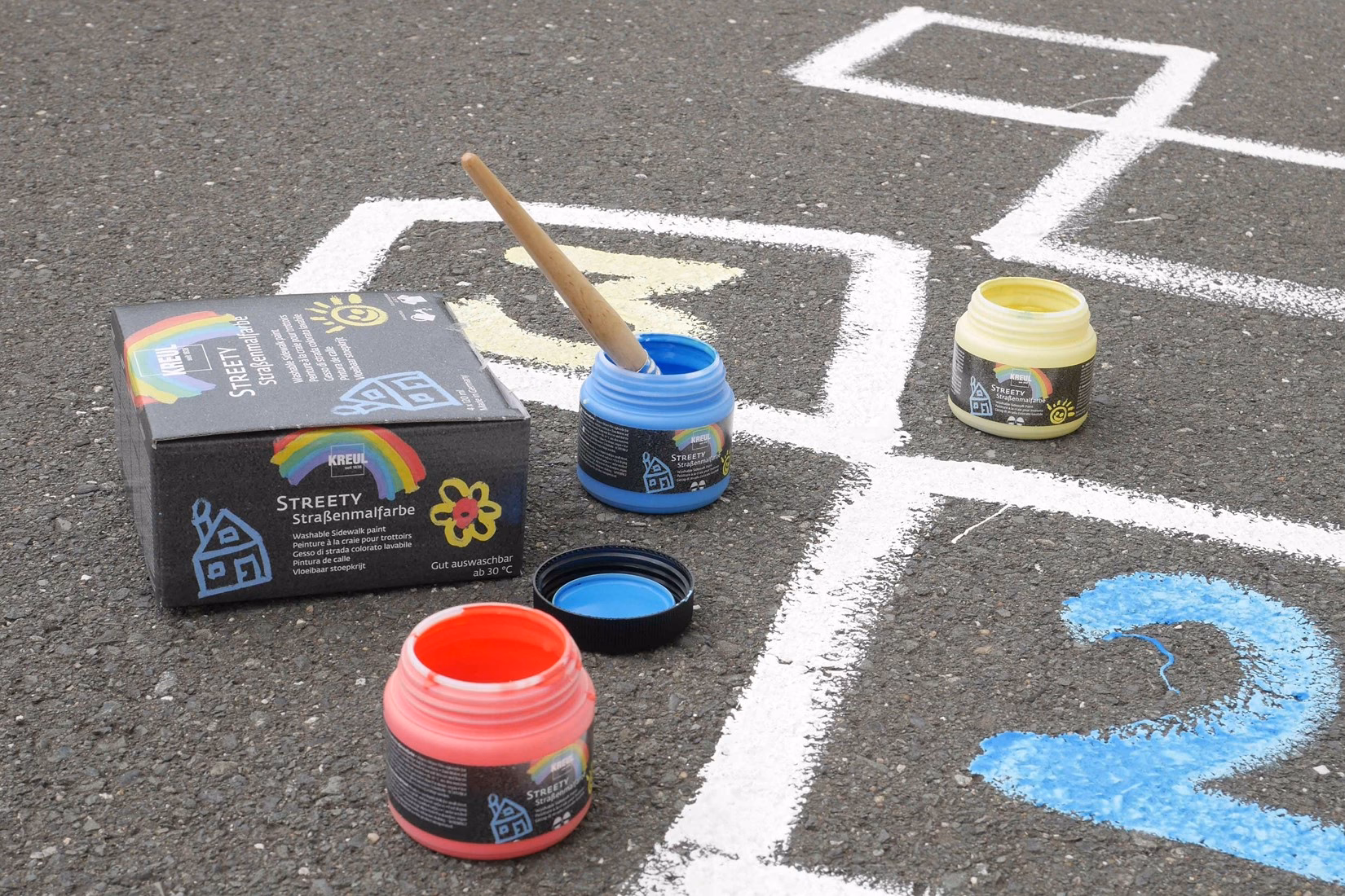 Hoe lang blijft verf op asfalt zitten?