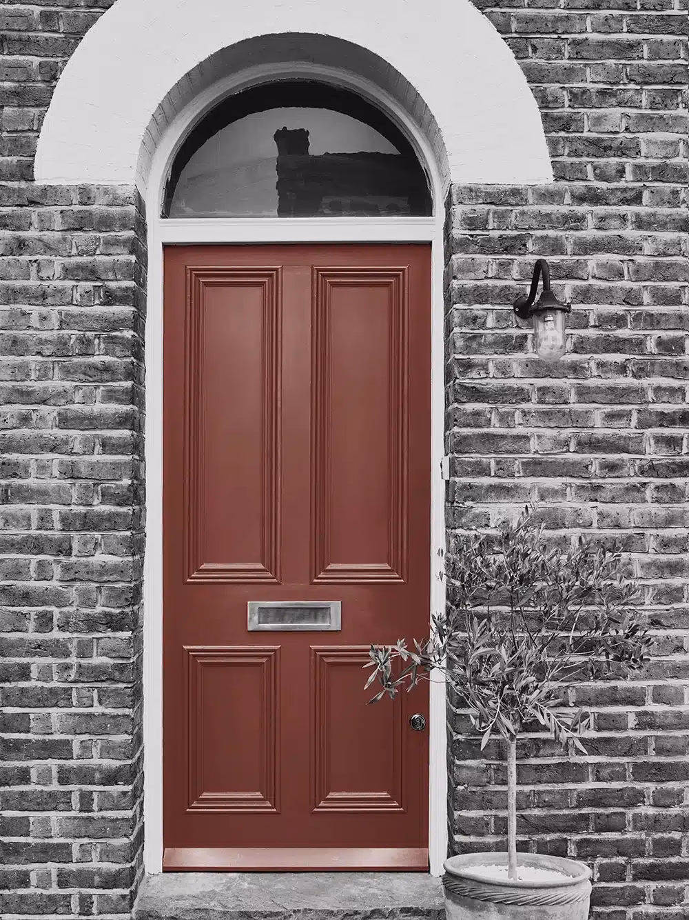 Welke verfkleur past het beste bij rode bakstenen?