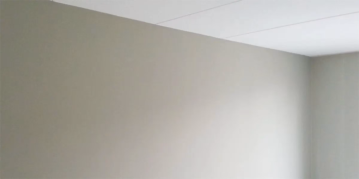 Kun je behang over latexverf plakken?