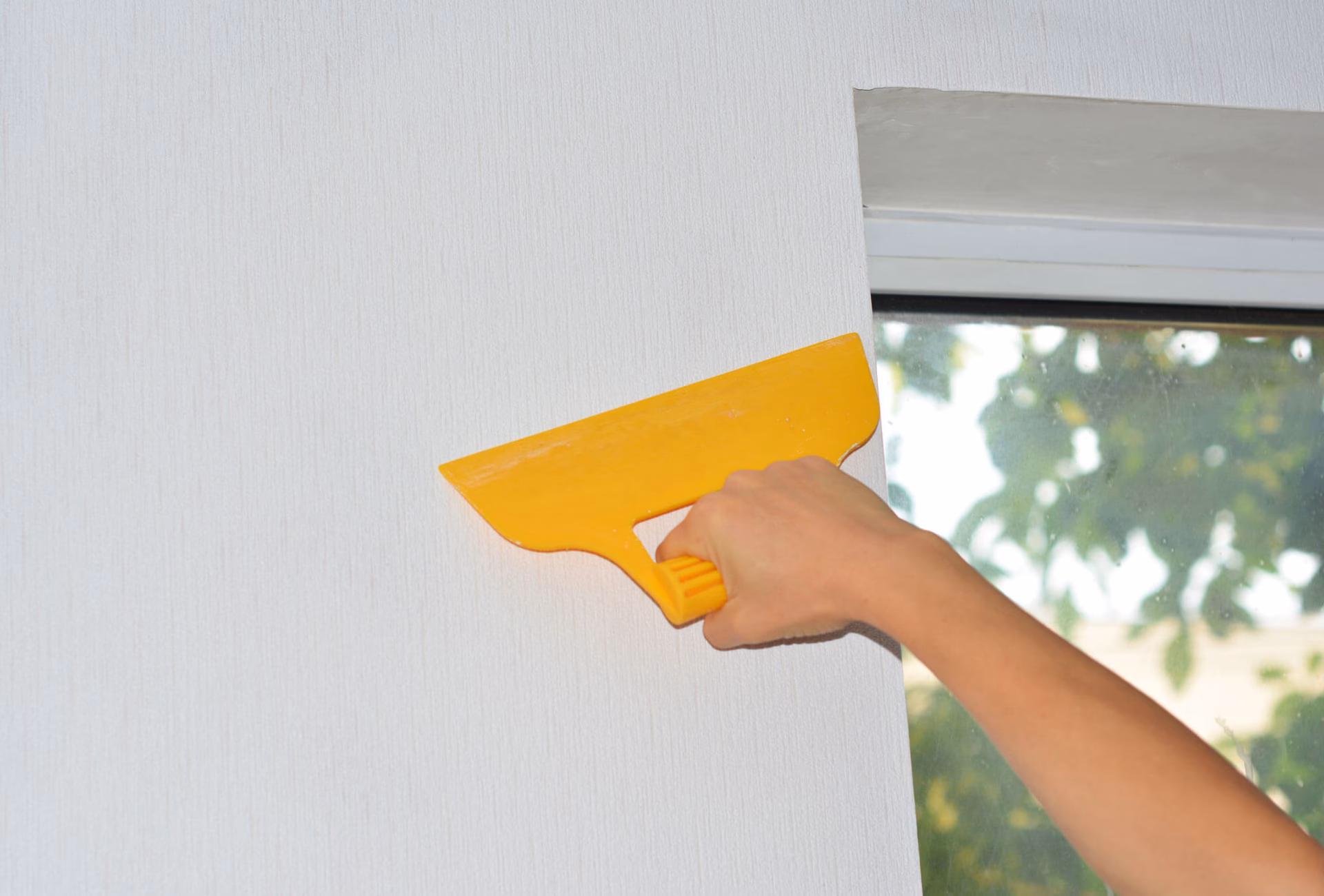 Kun je een verfroller gebruiken voor behanglijm?