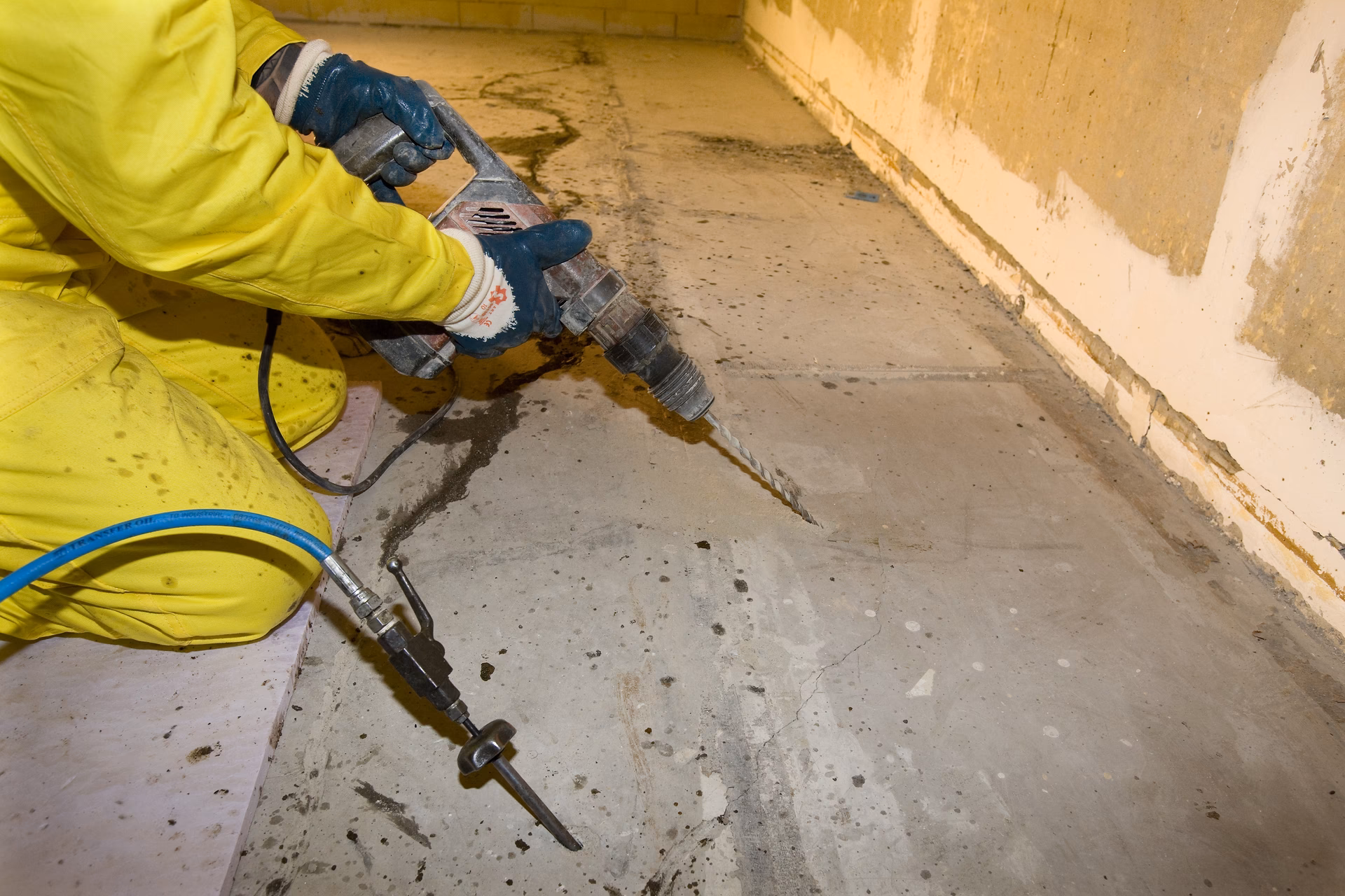 Hoe vul ik gaatjes in beton?