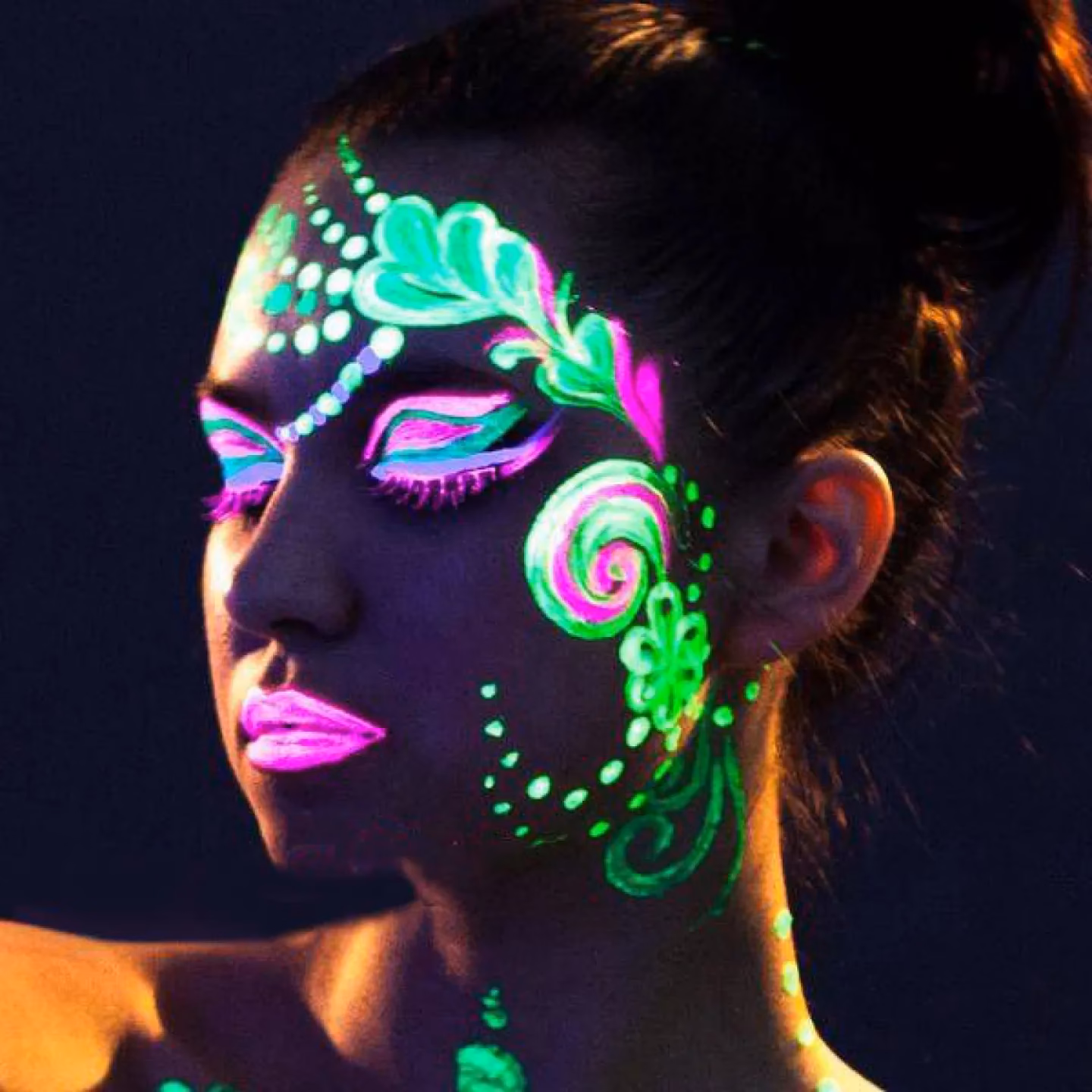 Welk soort witte verf gloeit onder blacklight?