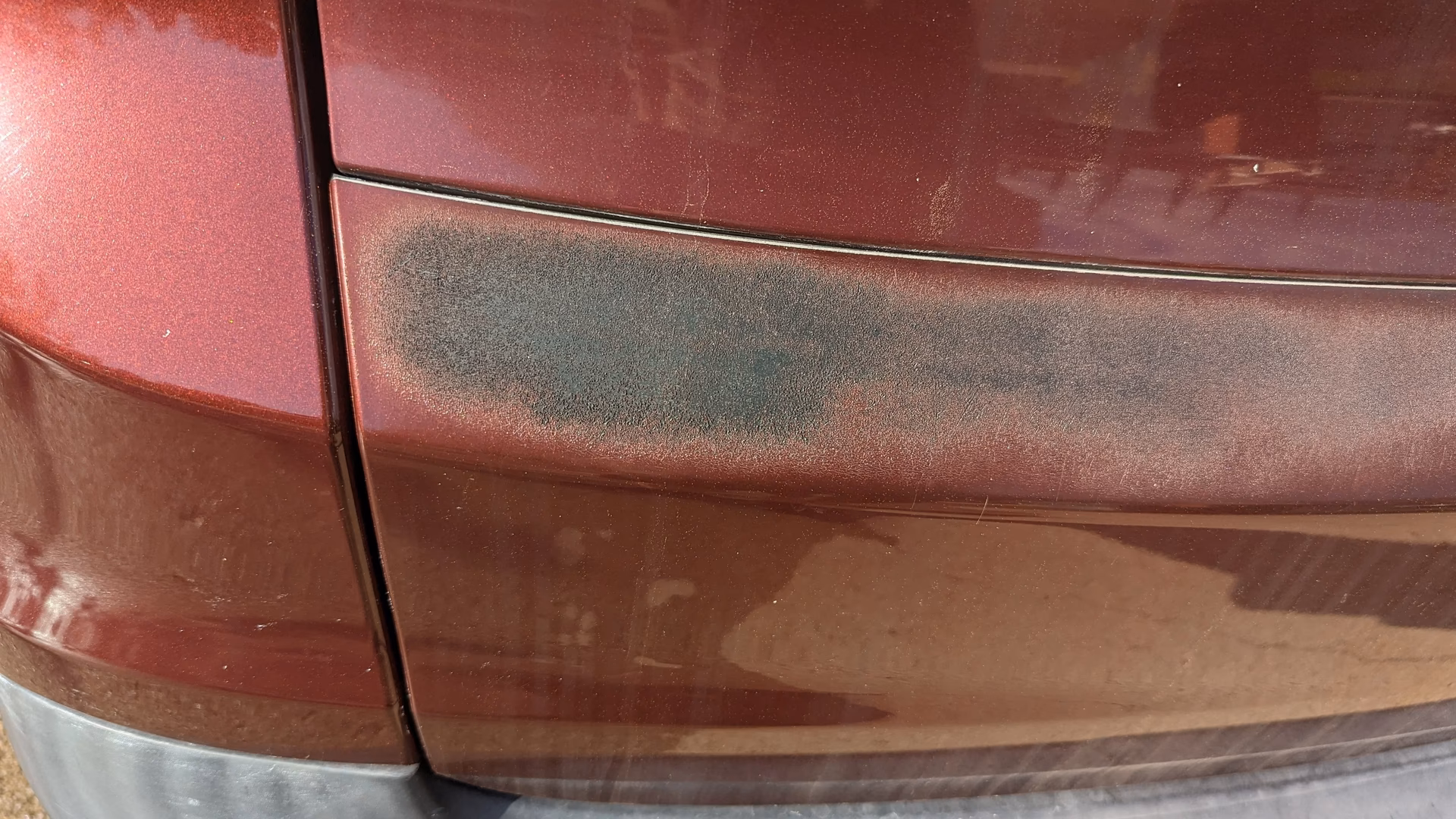 Waarom bladdert rode verf van auto's af?