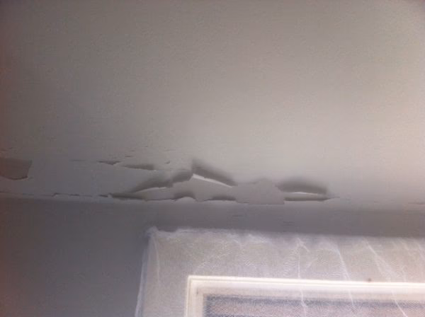 Wat moet ik doen als het plafond in mijn badkamer af bladdert?