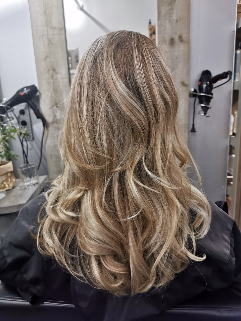 Wat moet je niet doen met geblondeerd haar?