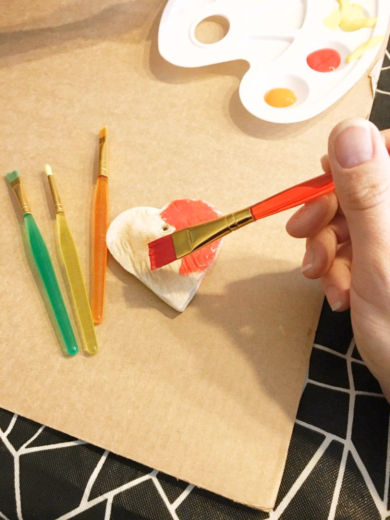 Waarmee kan ik brooddeeg beschilderen?