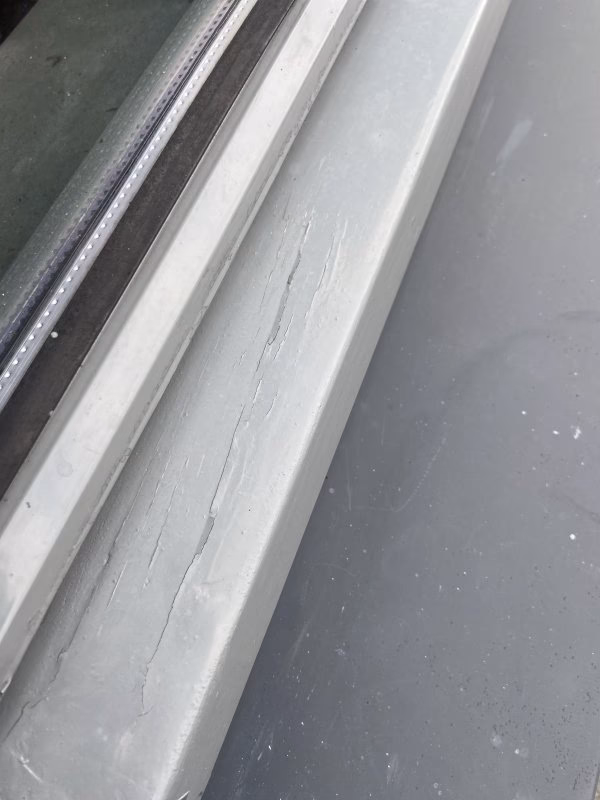 Wat is een zeer fijn barstje in verf?