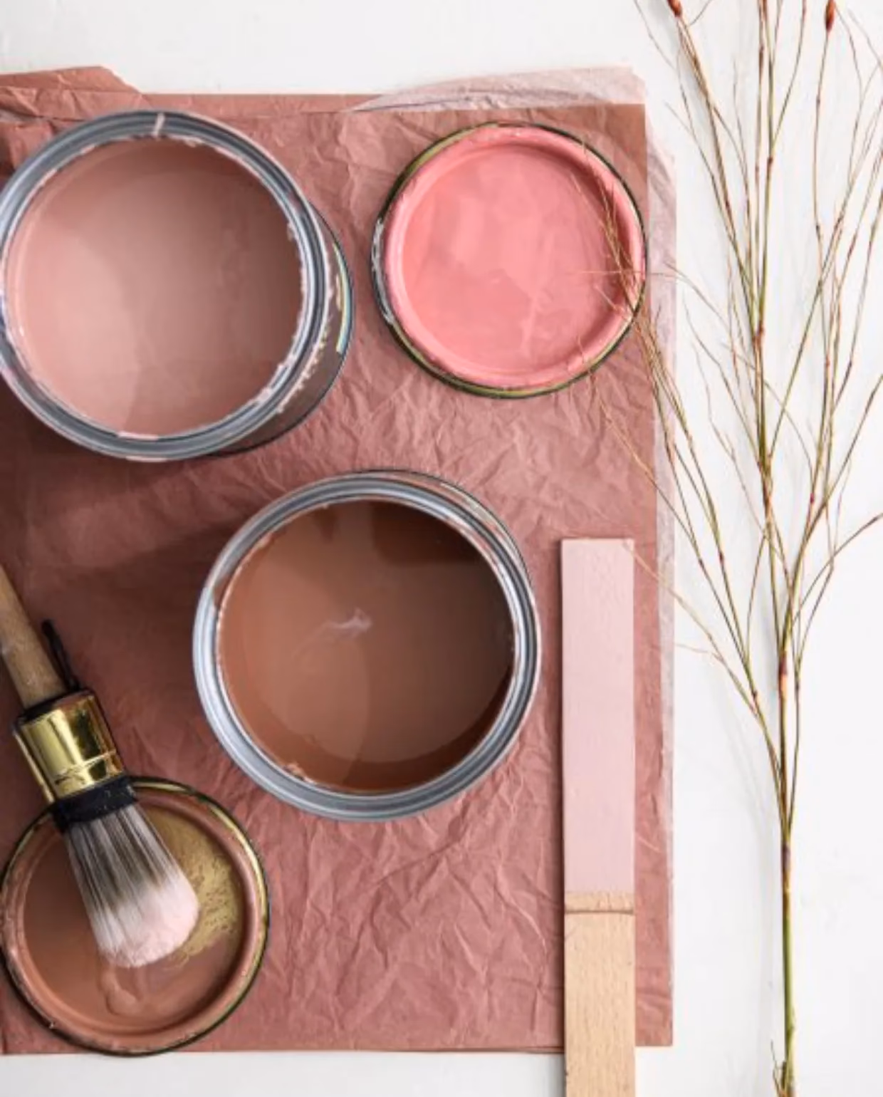 Kan ik een lichte kleur over een donkere kleur schilderen?