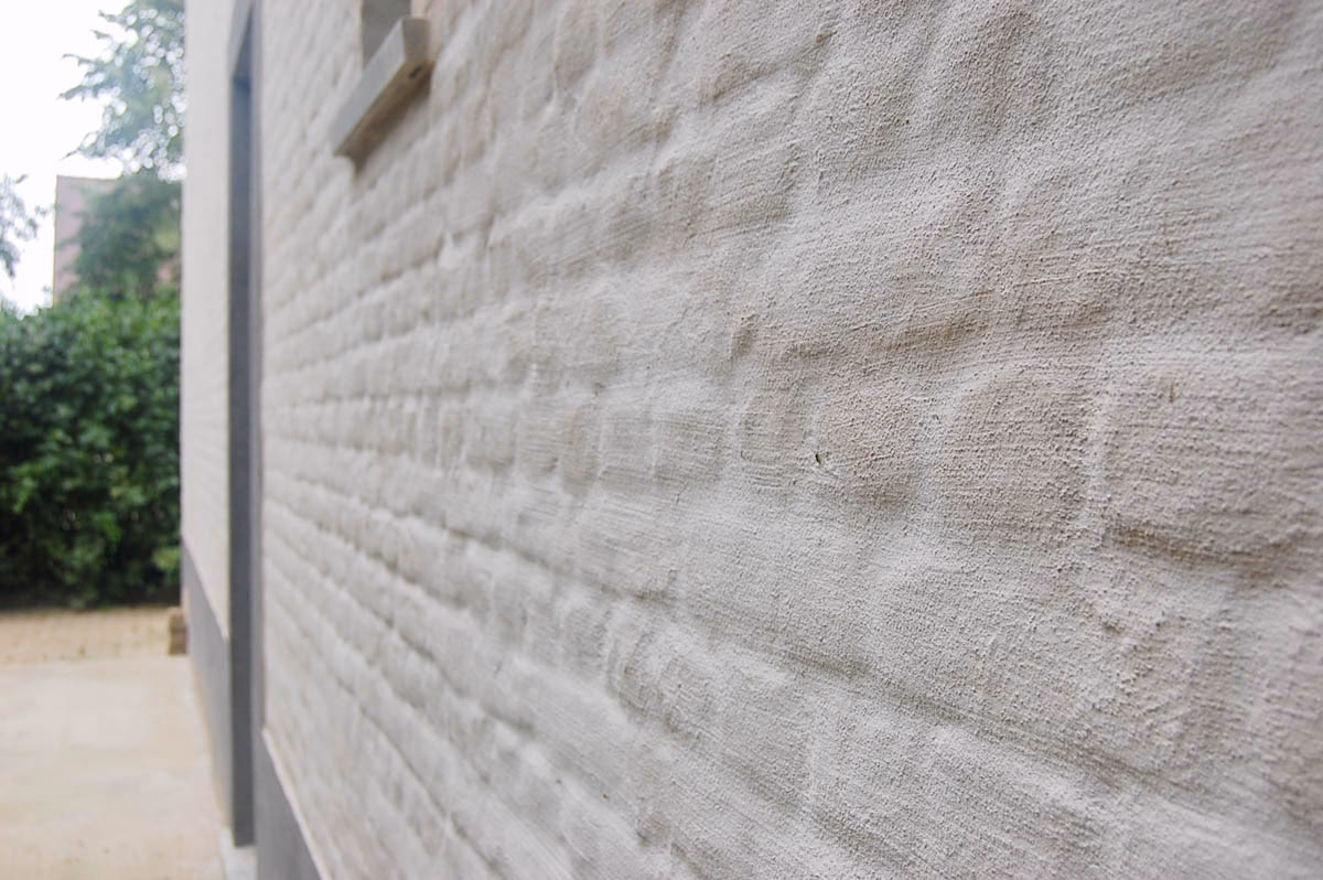 Hoe schilder ik een gestucte buitenmuur?