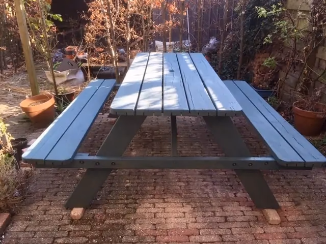 Is het beter om tuinmeubelen te verven of te beitsen?