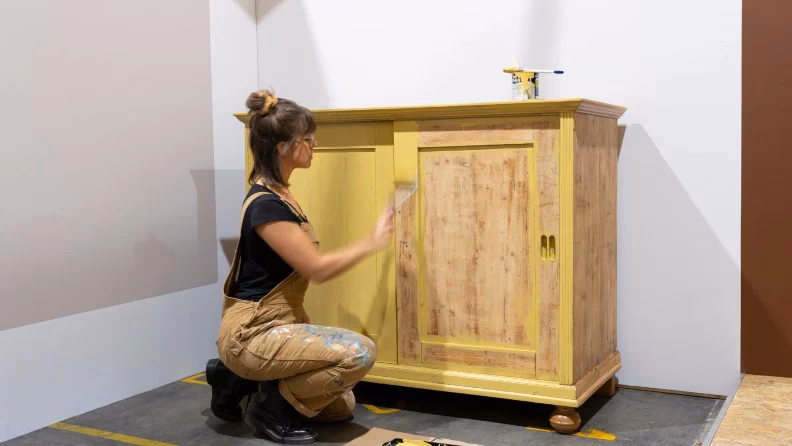 Welke verf kan ik gebruiken op grenen meubelen?