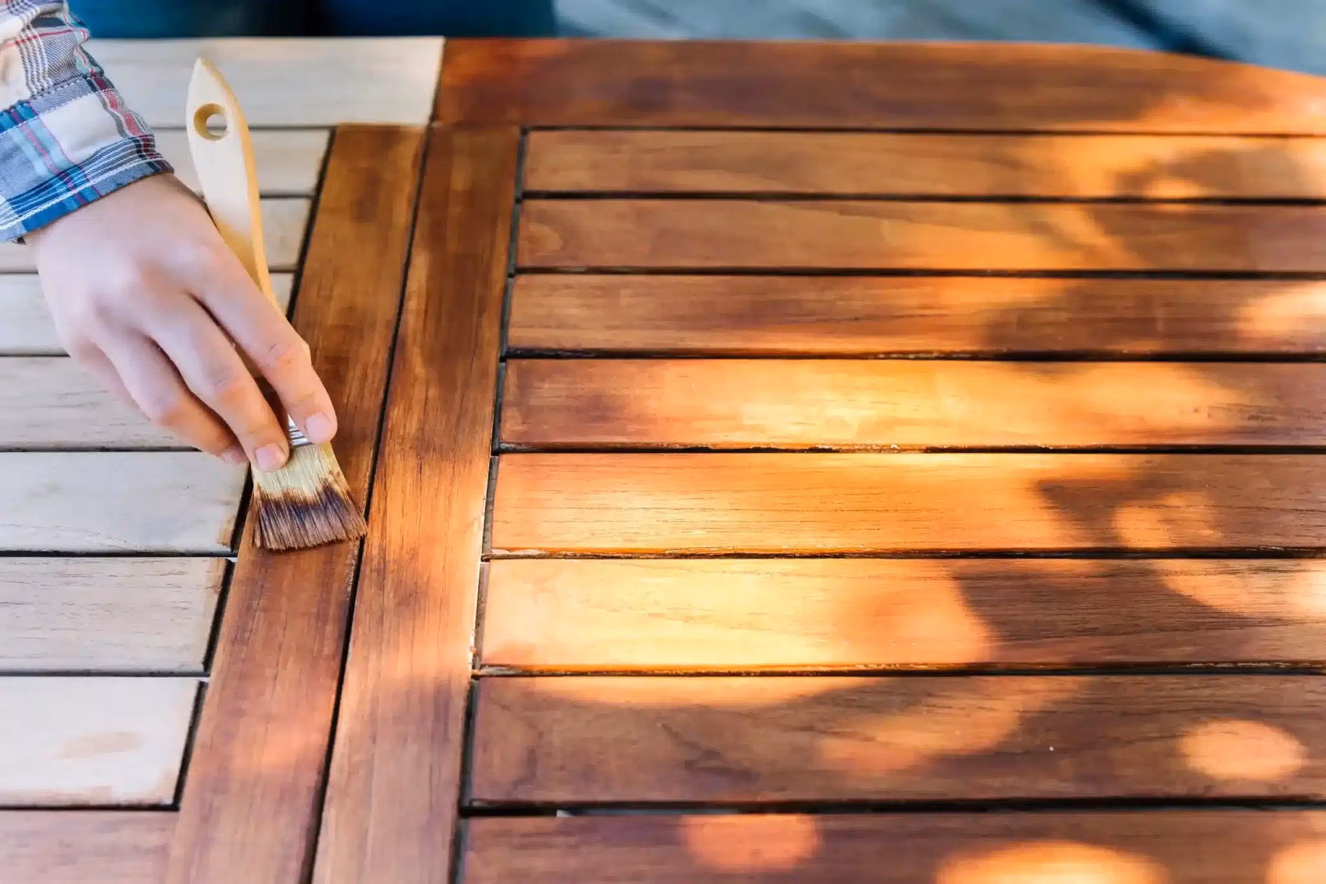 Kan ik een houten tafel buiten verven?