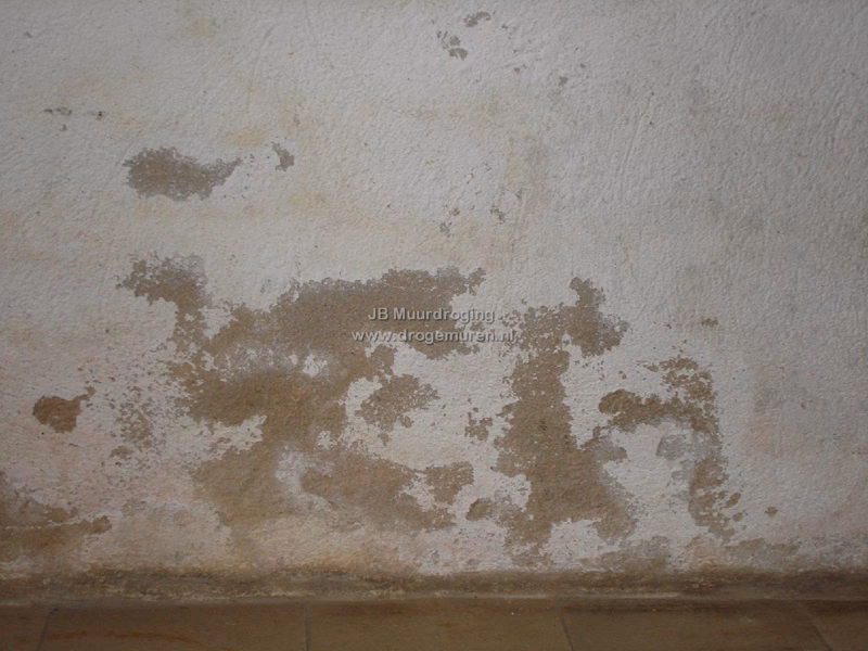 Hoe behandel je afbladderend gips?