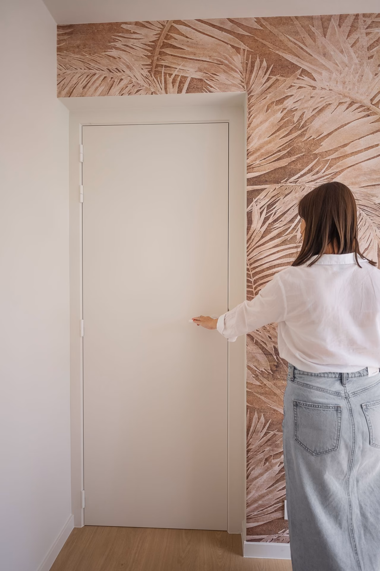 Kun je over een gelakte deur heen schilderen?