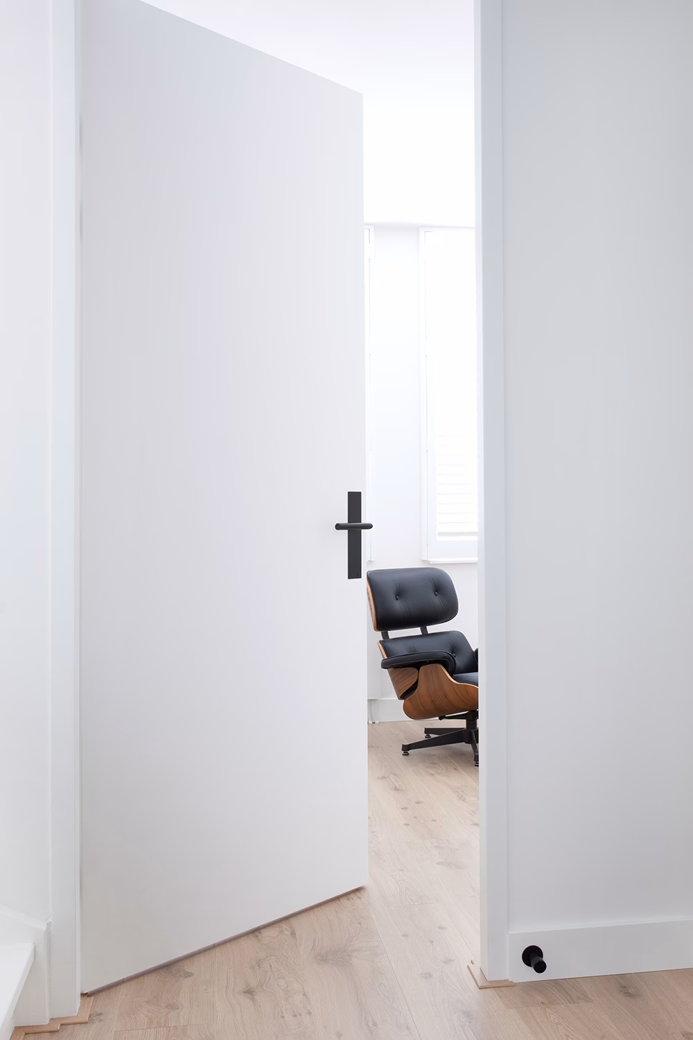 Hoe krijg ik gele deuren weer wit?