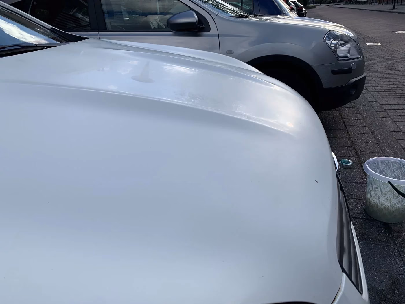 Wat zorgt ervoor dat doffe verf gaat glanzen?