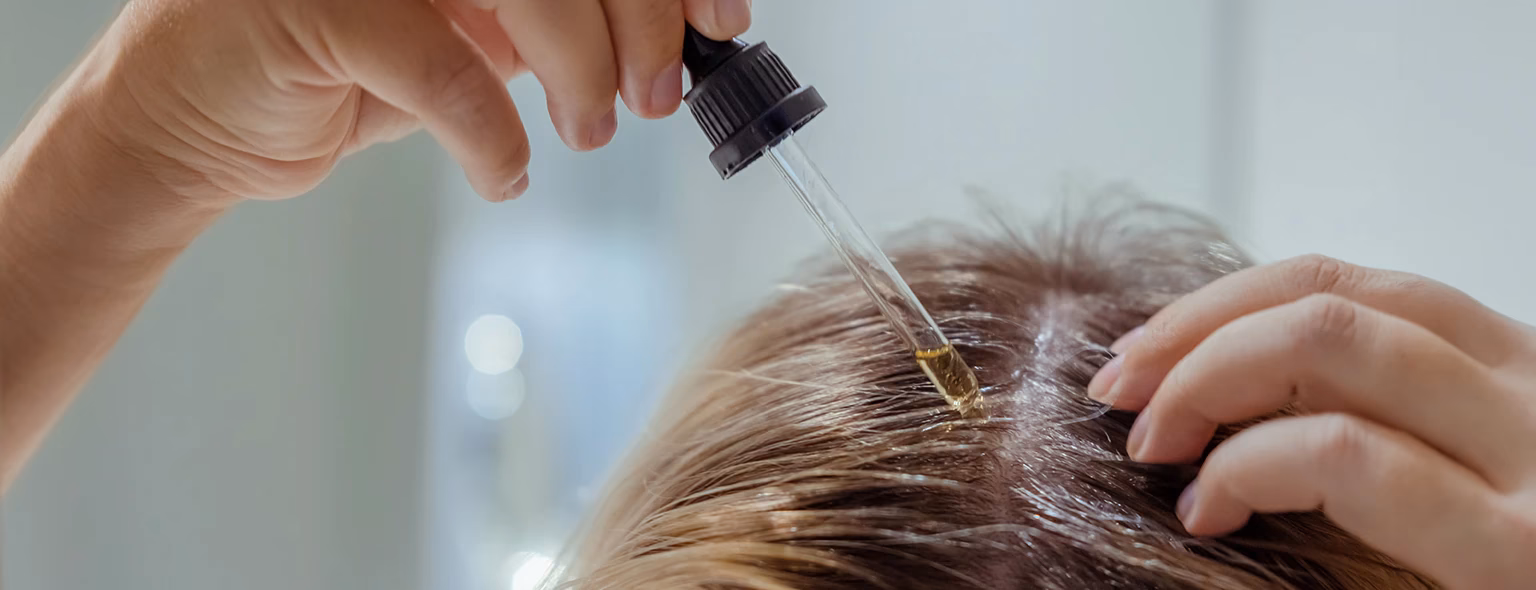 Hoe verhelp ik een droge hoofdhuid door haarverf?