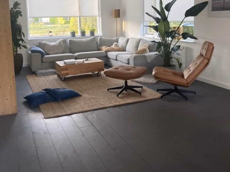 Hoe kan ik mijn eiken vloer grijs maken?