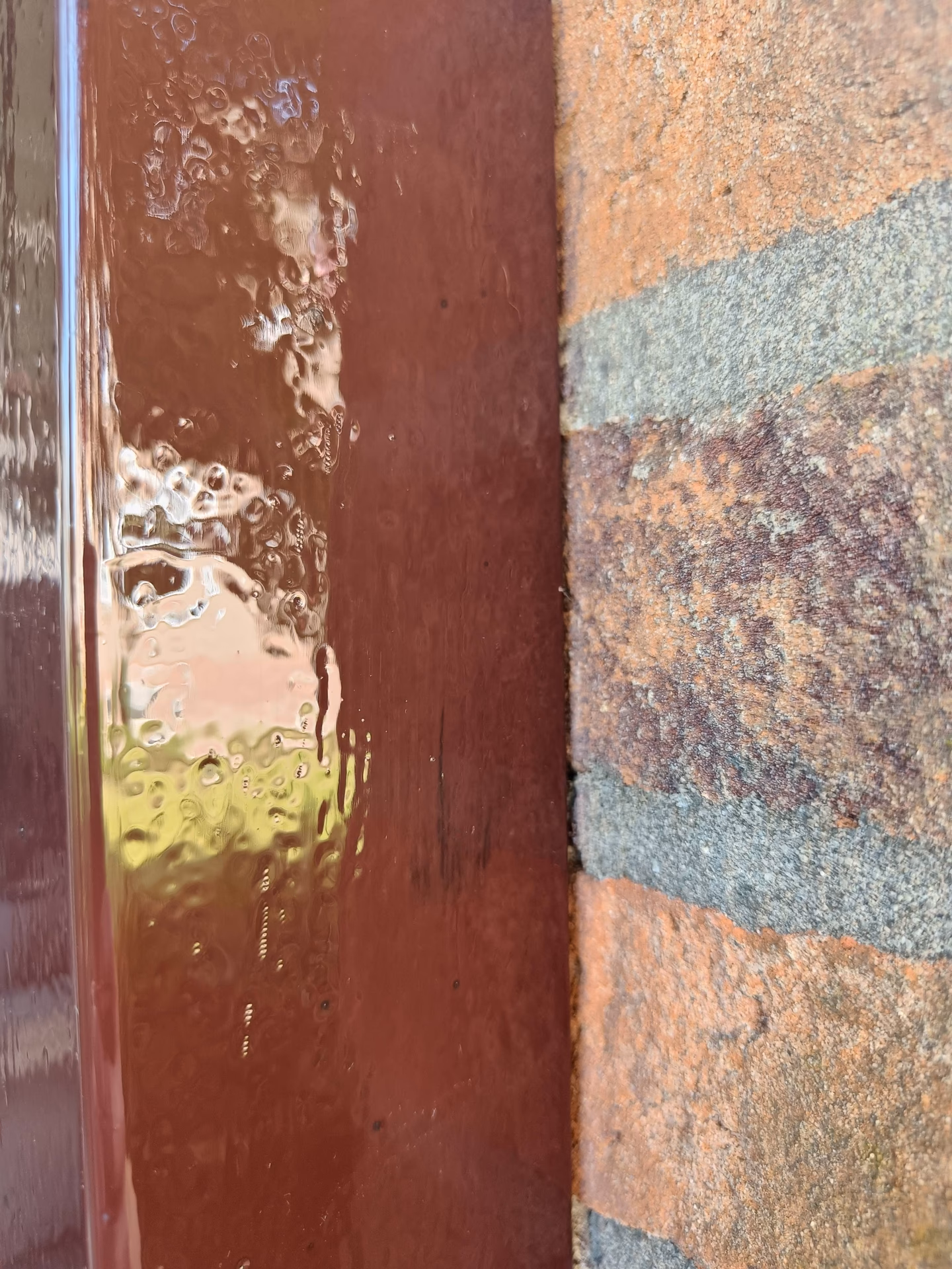 Wanneer verf op oliebasis droogt, verdampt het oplosmiddel en wordt de olie hard omdat het reageert met wat ontstaat er?