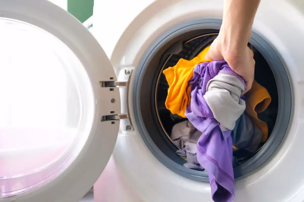 Hoe verwijder je fluorescerende vlekken uit kleding?