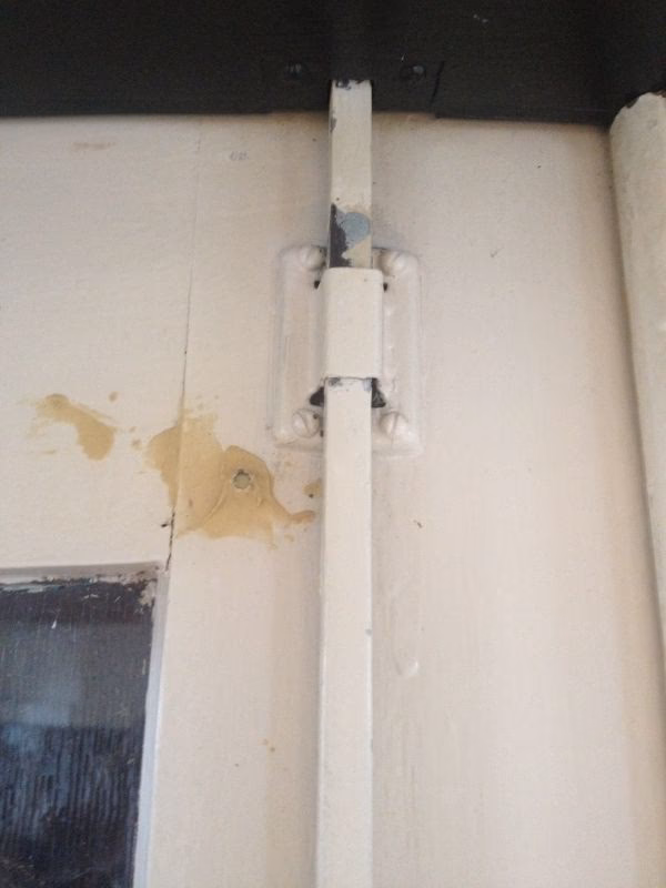 Hoe verwijder ik verf van smeedijzer?