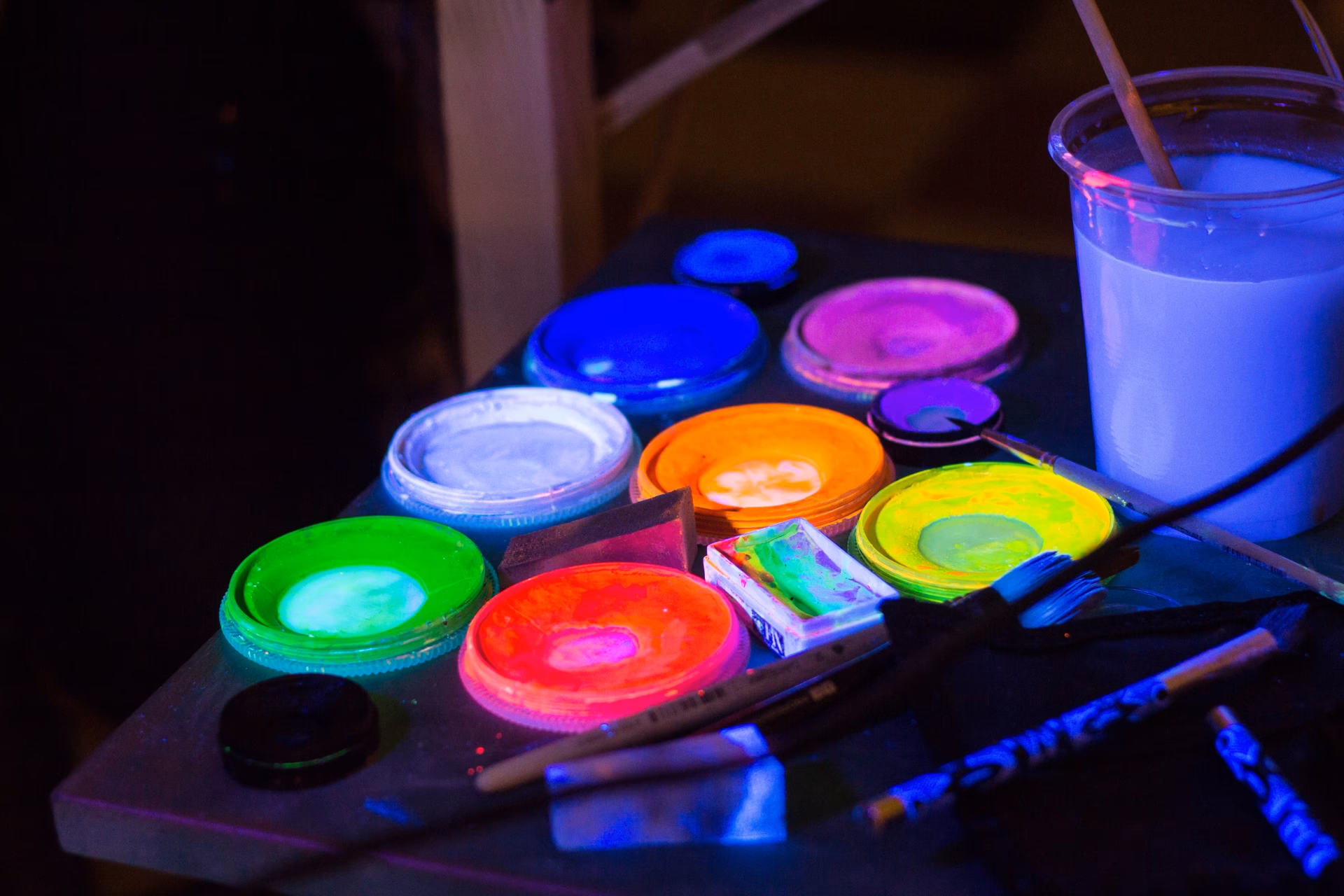 Hoe maak je glow-in-the-dark-verf?