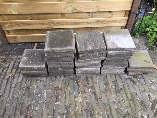 Hoe kom je van je tuintegels af?