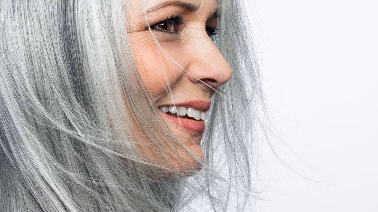 Hoe kan ik grijze haren bedekken zonder verf?