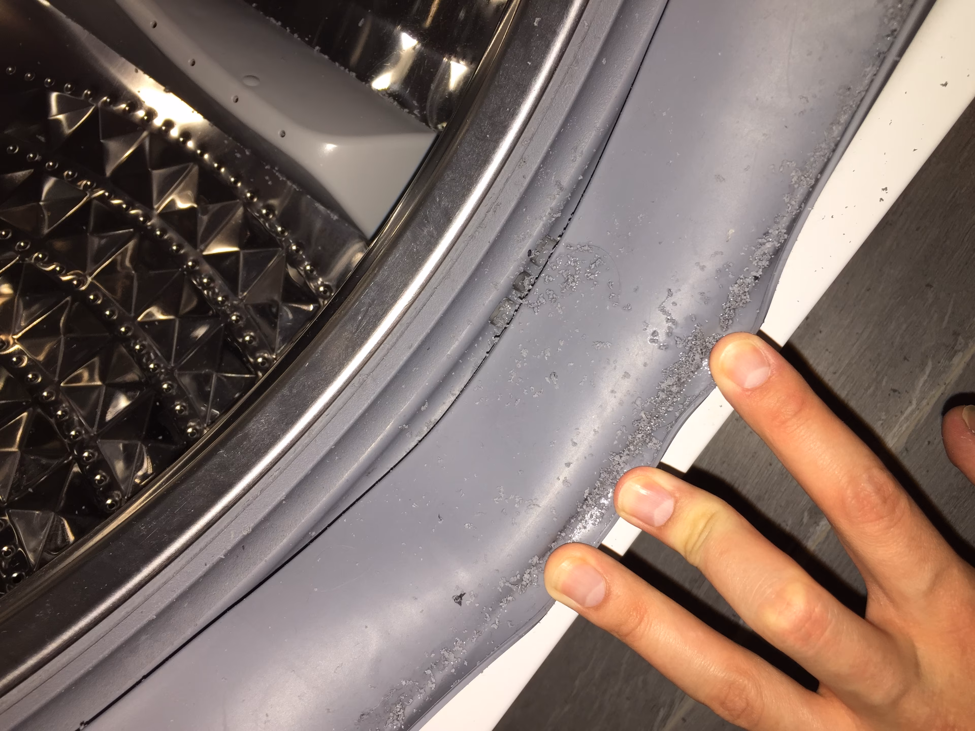 Waarom heeft mijn wasmachine een grijze smurrie?