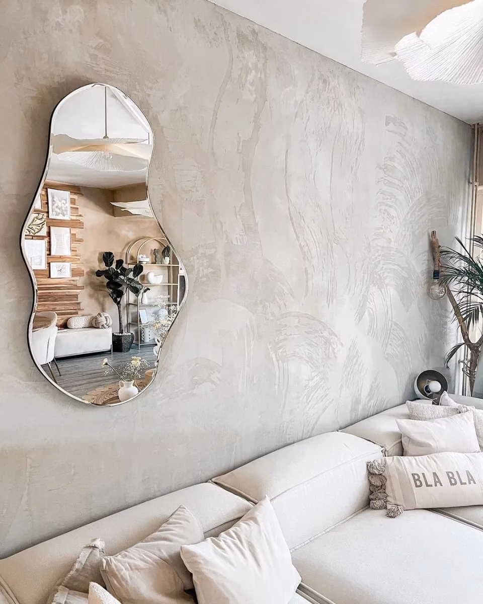 Welke kleur past het beste bij grijs in een woonkamer?