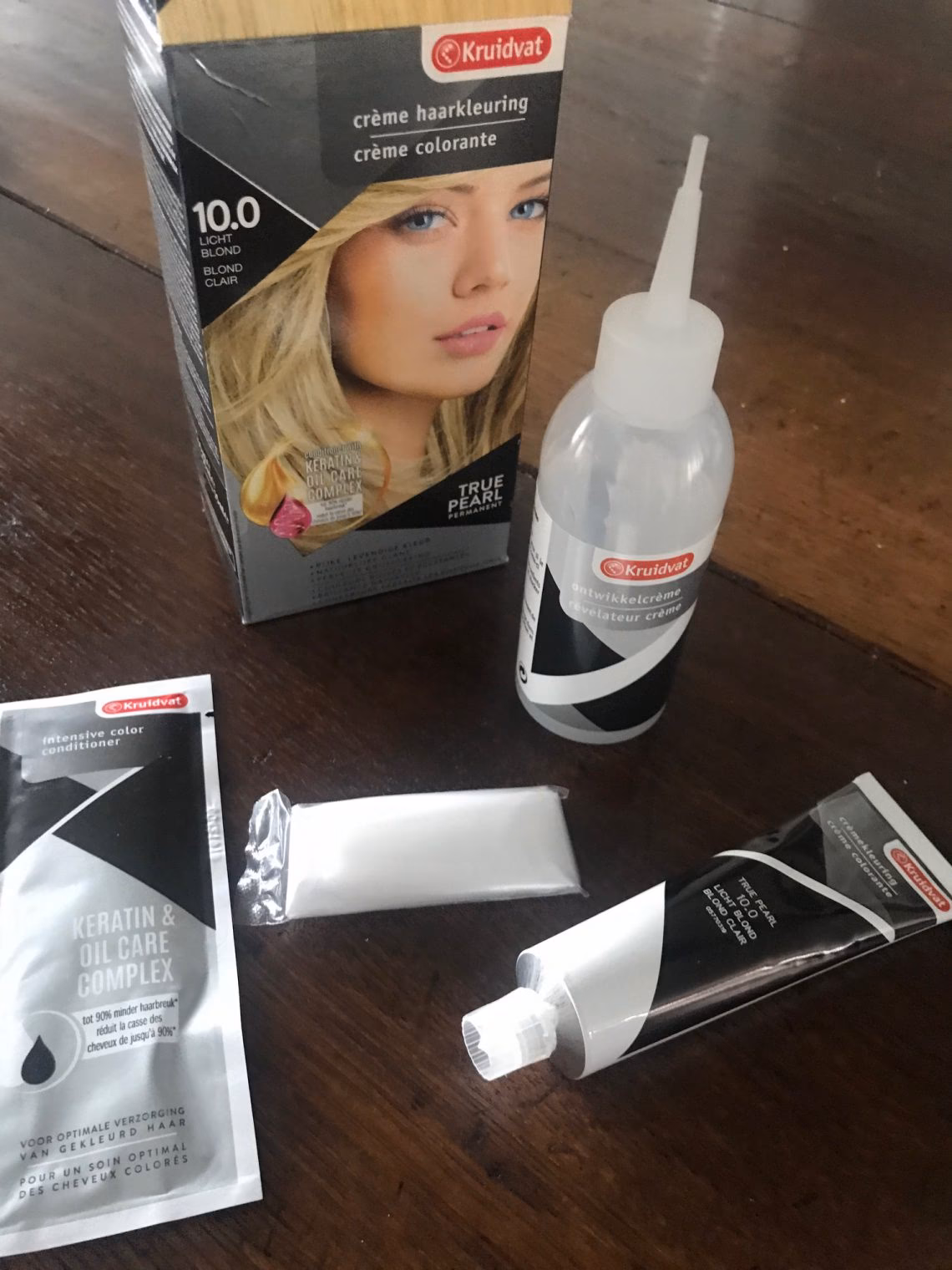 Hoe kan ik grijs haar dekken met een spoeling?