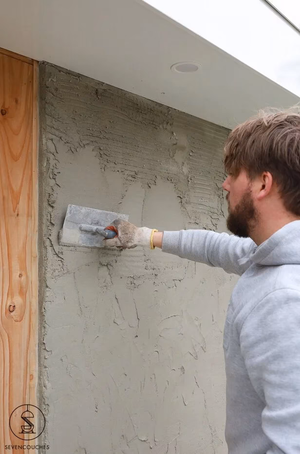 Hoe kan ik een grove muur stucen?