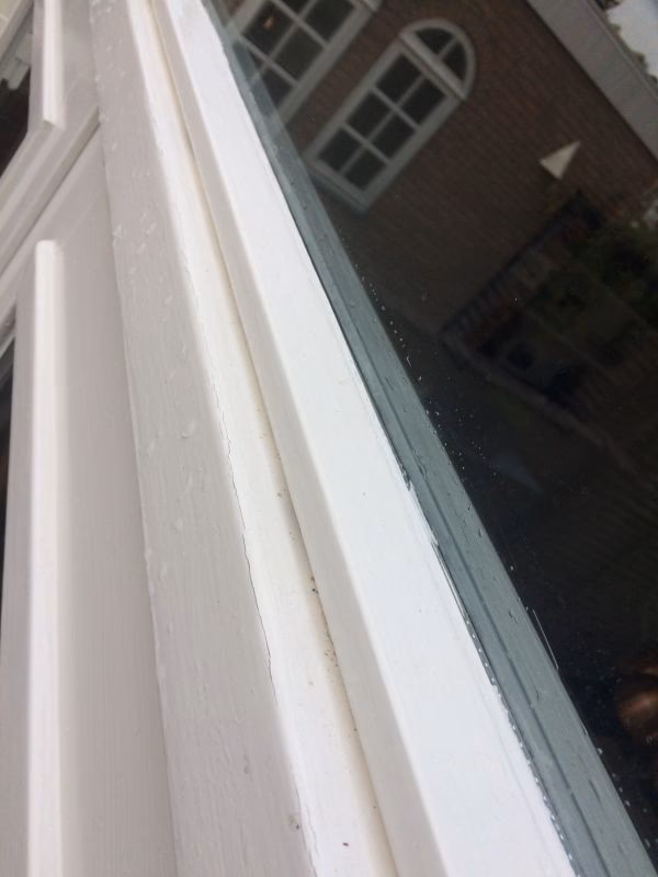 Hoe repareer ik haarscheurtjes in mijn kozijn?