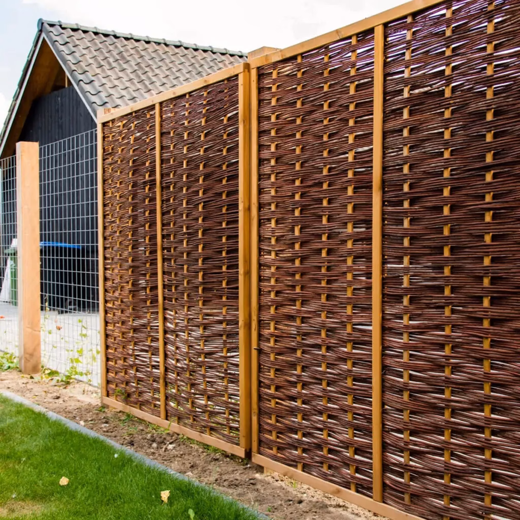 Wat is een goedkope oplossing voor een schutting?