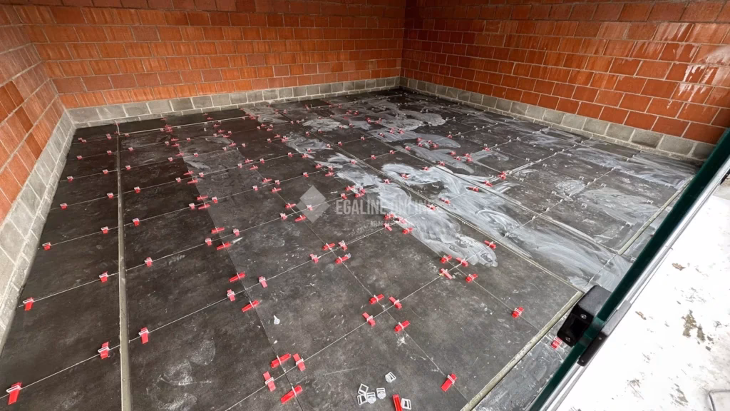 Blijft de vloeregalisator hechten op geverfd beton?