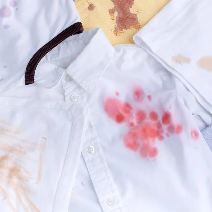 Blijft plakkaatverf op kleding zitten?