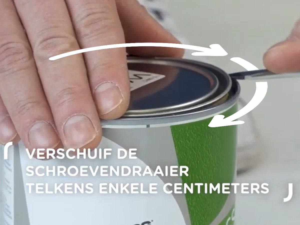 Hoe kan ik een verfblik openen zonder een schroevendraaier?
