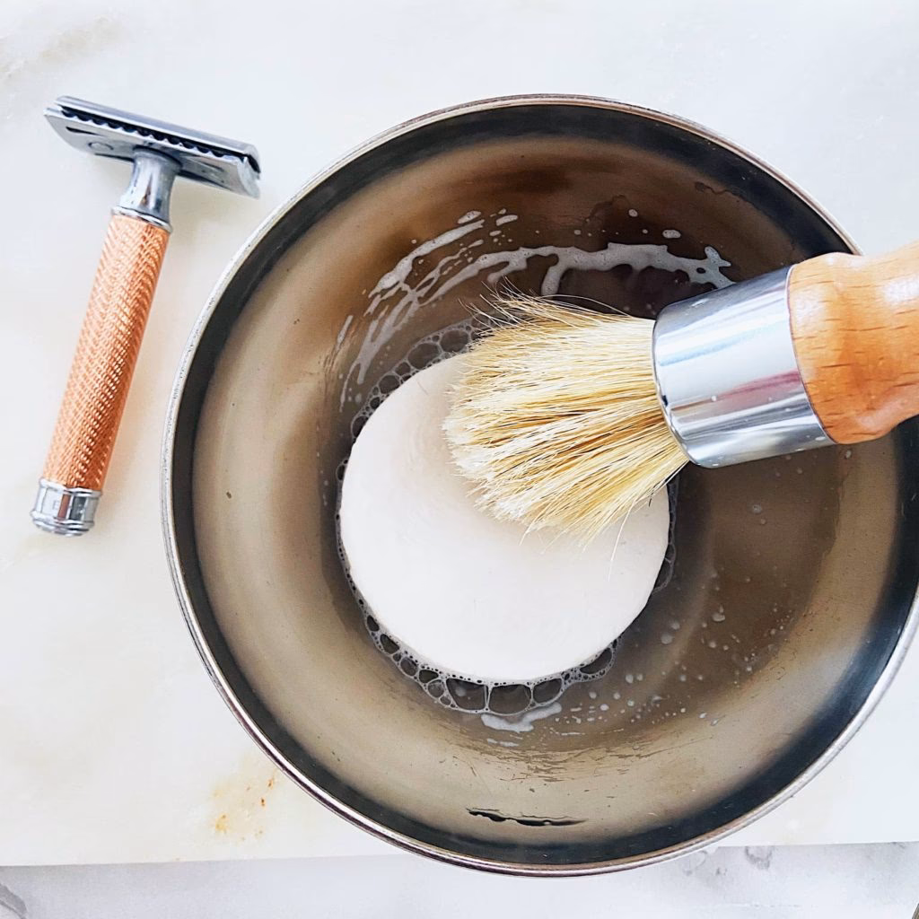 Moet je je scheerkwast nat maken?