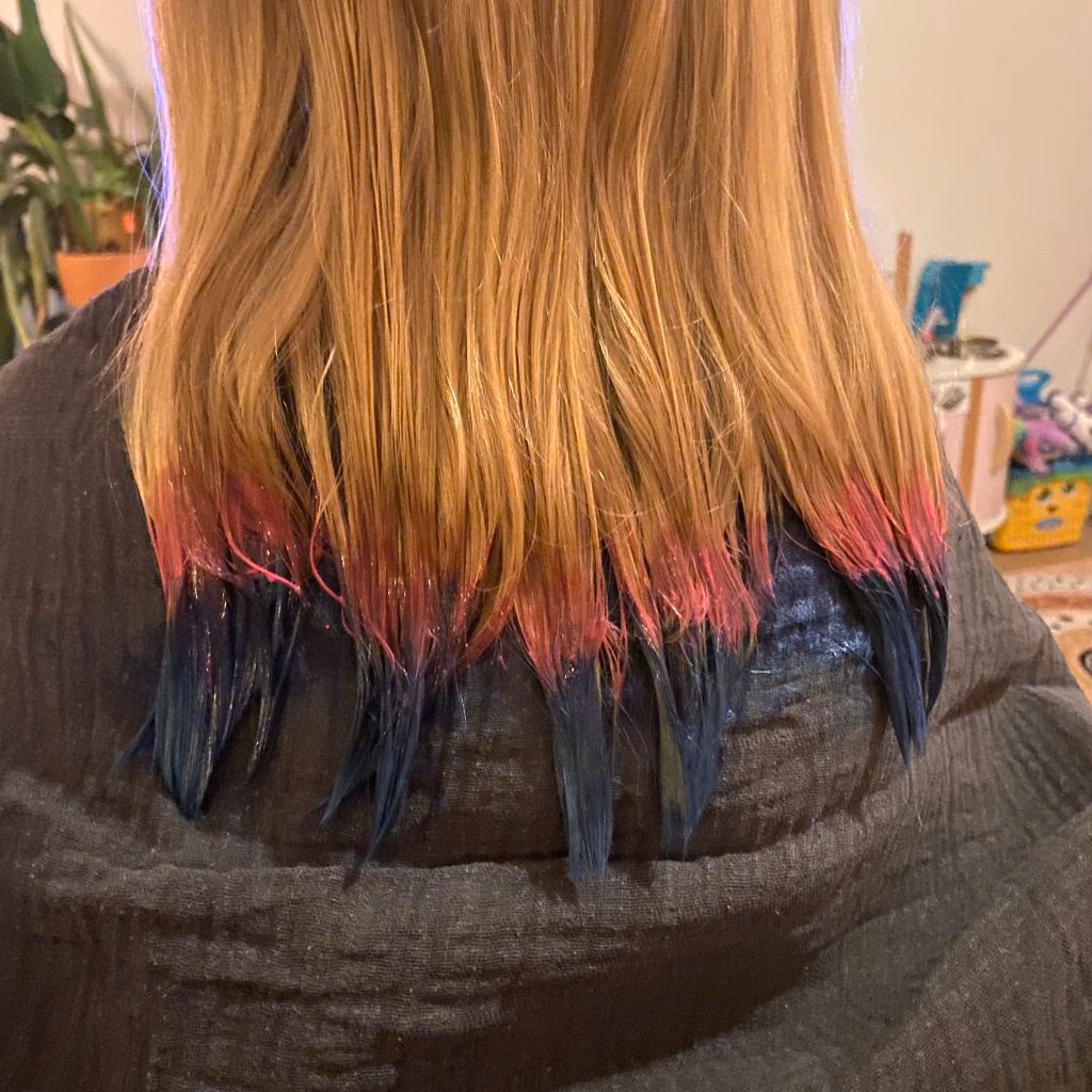 Kun je blauwe haarverf op blond haar aanbrengen?