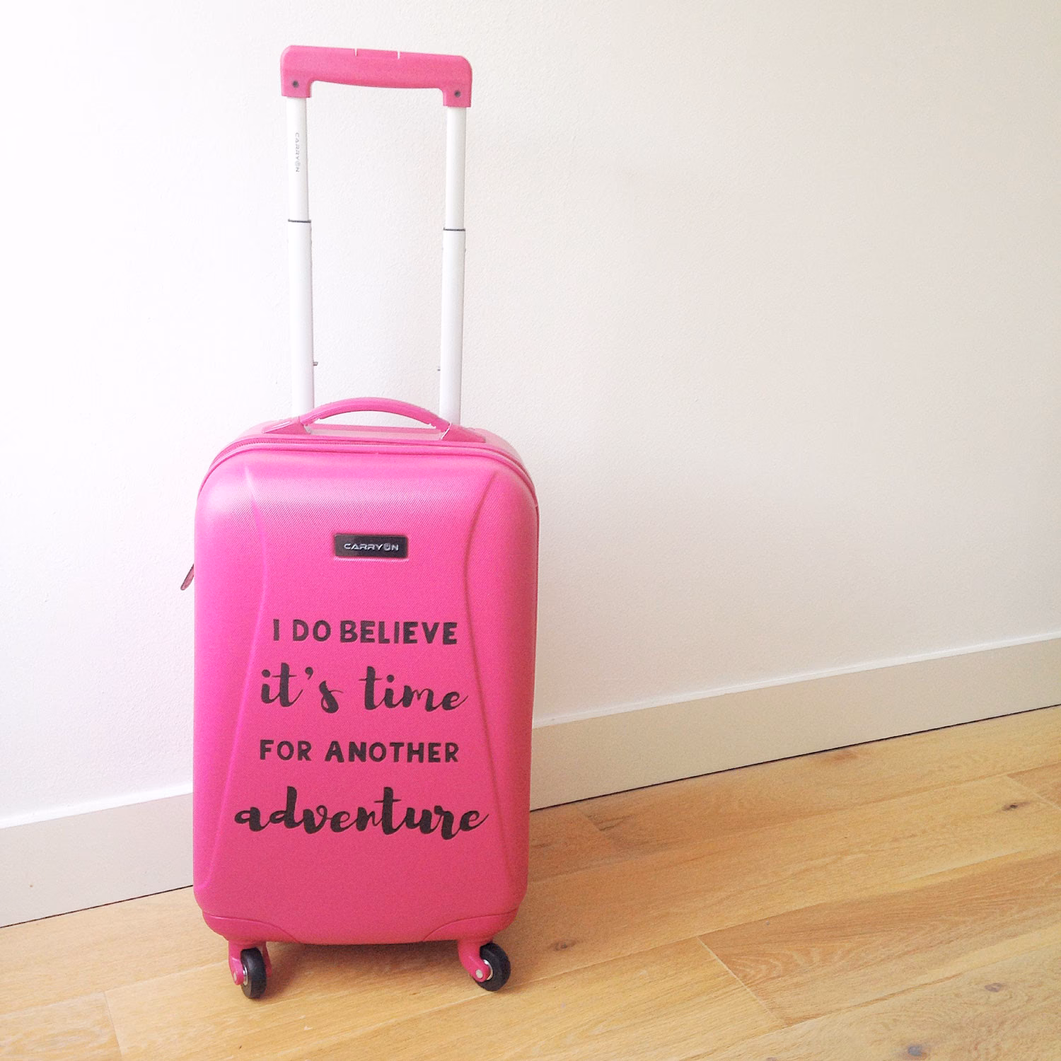 Kan ik mijn plastic koffer met spuitverf beschilderen?