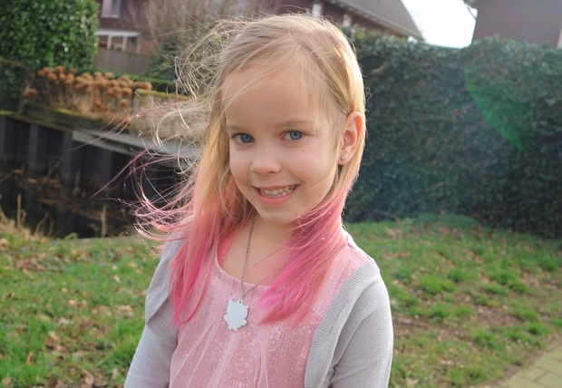 Hoe haal je crêpepapier uit je haar?