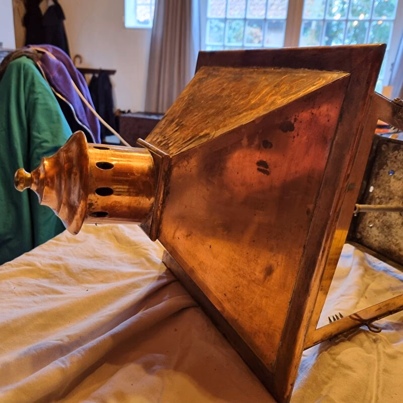 Hoe verwijder ik verf van een koperen leiding?