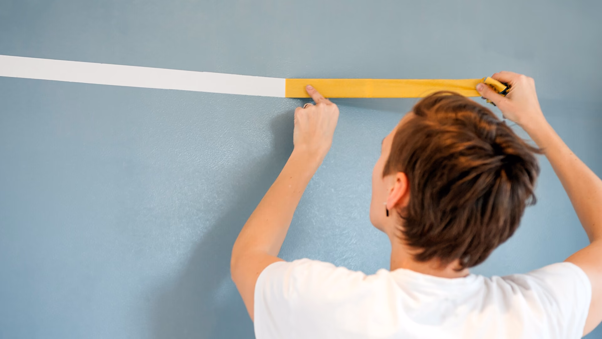 Hoe voorkom ik dat verf onder de tape op getextureerde muren doorloopt?