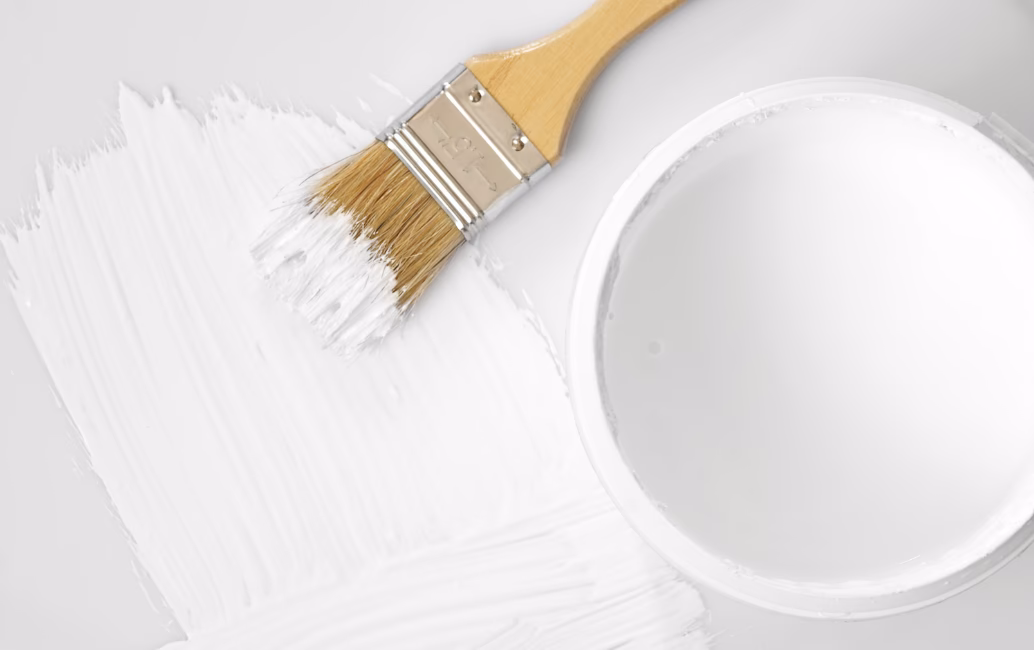 Waar wordt witte verf van gemaakt?