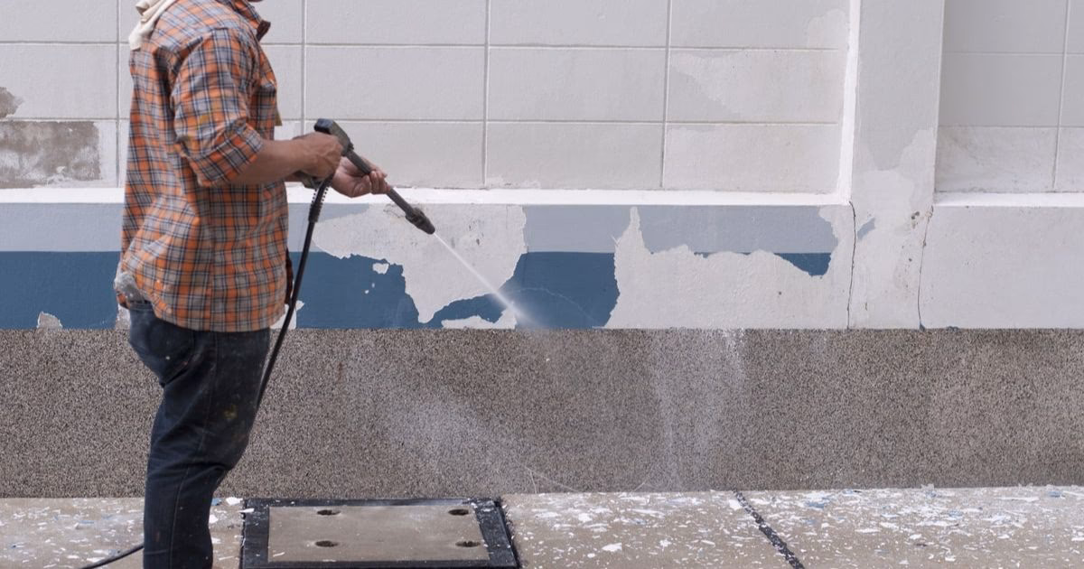 Is het beter om de verf met een hogedrukreiniger te reinigen of af te schrapen?